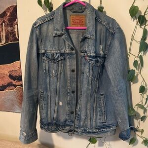 Levi’s distressed blue Jean denim trucker jacket size large